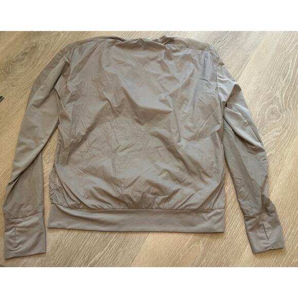 Nike Running Division Women’s Taupe Longe Sleeve  Light Weight Top Size Small - Picture 8 of 10